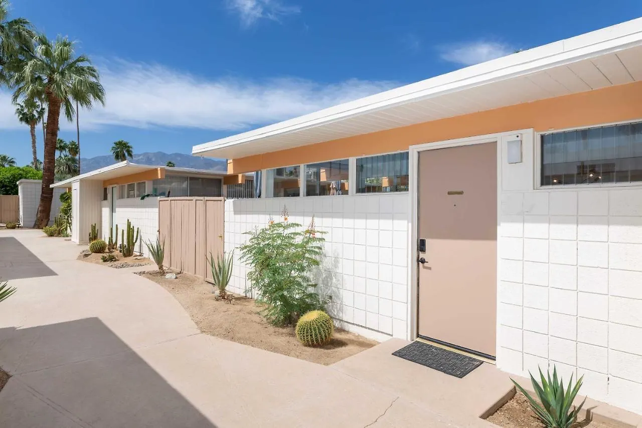 Mid-Century Palm Springs Bungalow With Patio!