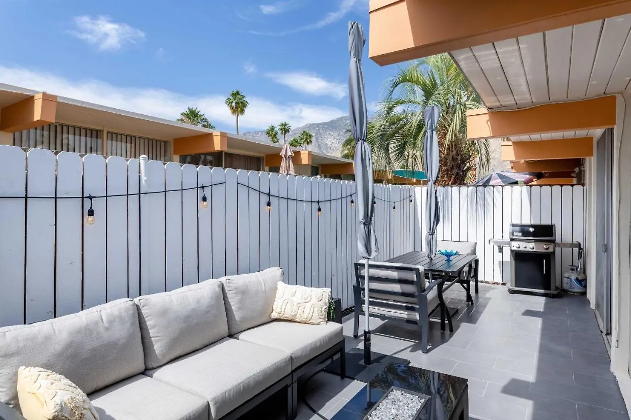 Mid-Century Palm Springs Bungalow With Patio!