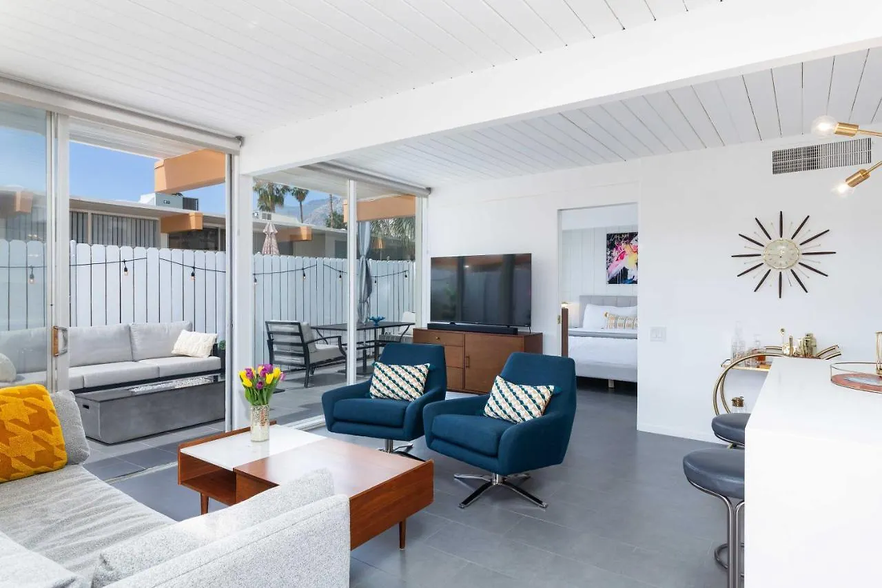 Apartment Mid-Century Palm Springs Bungalow With Patio!