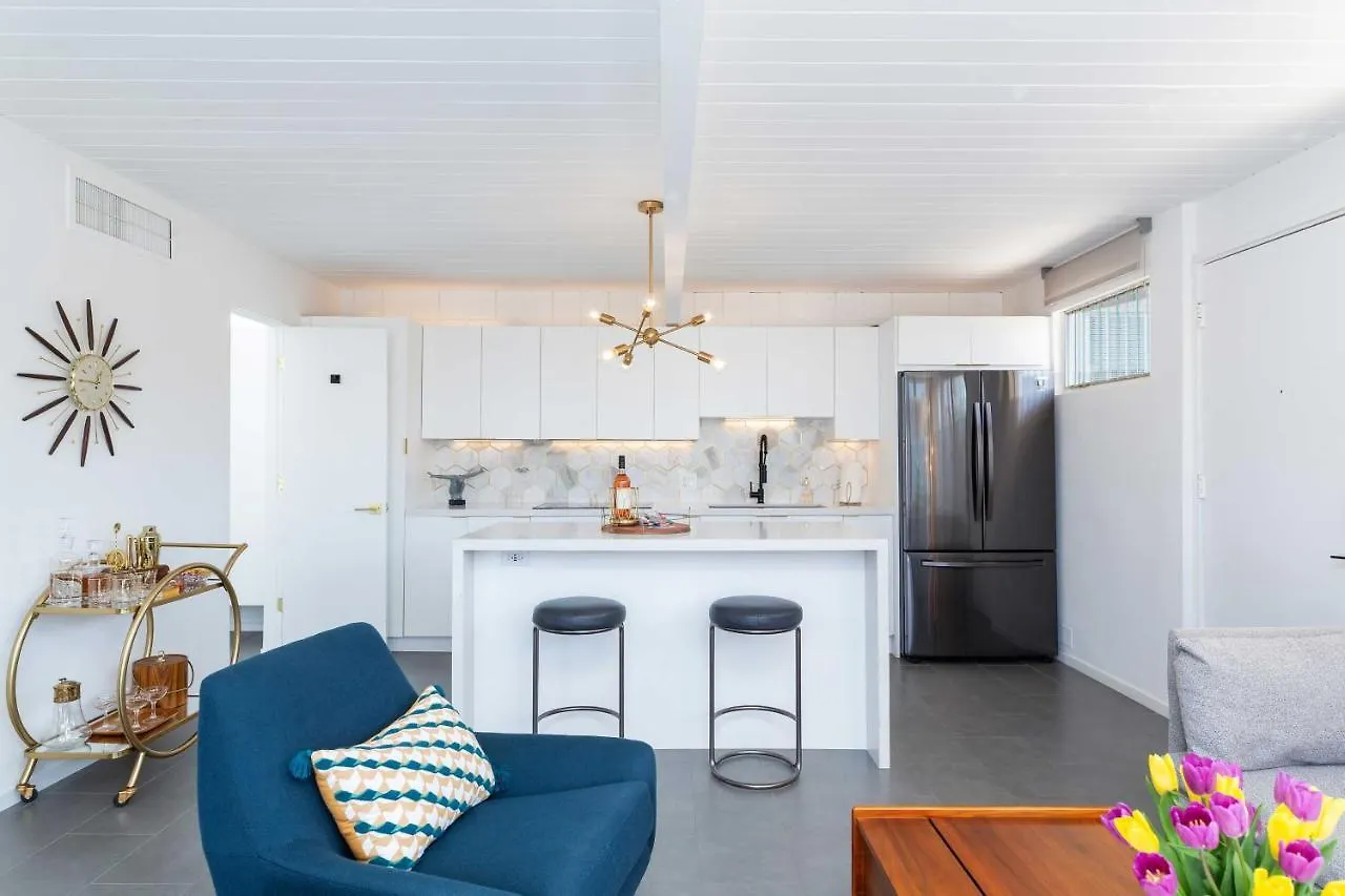 Apartment Mid-Century Palm Springs Bungalow With Patio!